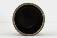 フィンランド人で彫刻家の父と、デンマーク人で陶芸家の母の元に育つGunnarNylundはデンマークで建築を学んだ後、Bing&Grondahl窯、スウェーデンRorstrand窯に就業し、多くの作品を生み出しています。彼の作品は独特な流線型と釉薬が特徴で世界中で重宝されています。