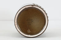 フィンランド人で彫刻家の父と、デンマーク人で陶芸家の母の元に育つGunnarNylundはデンマークで建築を学んだ後、Bing&Grondahl窯、スウェーデンRorstrand窯に就業し、多くの作品を生み出しています。彼の作品は独特な流線型と釉薬が特徴で世界中で重宝されています。