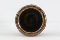 フィンランド人で彫刻家の父と、デンマーク人で陶芸家の母の元に育つGunnarNylundはデンマークで建築を学んだ後、Bing&Grondahl窯、スウェーデンRorstrand窯に就業し、多くの作品を生み出しています。彼の作品は独特な流線型と釉薬が特徴で世界中で重宝されています。こちらはおそらくChamotteシリーズのものになります。一般的な作品に比べてかなりどっしりしていて重量があります。