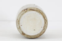 フィンランド人で彫刻家の父と、デンマーク人で陶芸家の母の元に育つGunnarNylundはデンマークで建築を学んだ後、Bing&Grondahl窯、スウェーデンRorstrand窯に就業し、多くの作品を生み出しています。彼の作品は独特な流線型と釉薬が特徴で世界中で重宝されています。こちらはおそらくChamotteシリーズのものになります。一般的な作品に比べてかなりどっしりしていて重量があります。