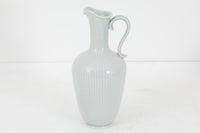 フィンランド人で彫刻家の父と、デンマーク人で陶芸家の母の元に育つGunnarNylundはデンマークで建築を学んだ後、Bing&Grondahl窯、スウェーデンRorstrand窯に就業し、多くの作品を生み出しています。彼の作品は独特な流線型と釉薬が特徴で世界中で重宝されています。