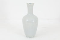 フィンランド人で彫刻家の父と、デンマーク人で陶芸家の母の元に育つGunnarNylundはデンマークで建築を学んだ後、Bing&Grondahl窯、スウェーデンRorstrand窯に就業し、多くの作品を生み出しています。彼の作品は独特な流線型と釉薬が特徴で世界中で重宝されています。