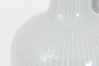 フィンランド人で彫刻家の父と、デンマーク人で陶芸家の母の元に育つGunnarNylundはデンマークで建築を学んだ後、Bing&Grondahl窯、スウェーデンRorstrand窯に就業し、多くの作品を生み出しています。彼の作品は独特な流線型と釉薬が特徴で世界中で重宝されています。