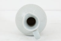 フィンランド人で彫刻家の父と、デンマーク人で陶芸家の母の元に育つGunnarNylundはデンマークで建築を学んだ後、Bing&Grondahl窯、スウェーデンRorstrand窯に就業し、多くの作品を生み出しています。彼の作品は独特な流線型と釉薬が特徴で世界中で重宝されています。