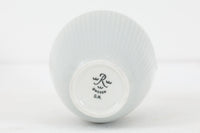 フィンランド人で彫刻家の父と、デンマーク人で陶芸家の母の元に育つGunnarNylundはデンマークで建築を学んだ後、Bing&Grondahl窯、スウェーデンRorstrand窯に就業し、多くの作品を生み出しています。彼の作品は独特な流線型と釉薬が特徴で世界中で重宝されています。