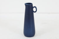 フィンランド人で彫刻家の父と、デンマーク人で陶芸家の母の元に育つGunnarNylundはデンマークで建築を学んだ後、Bing&Grondahl窯、スウェーデンRorstrand窯に就業し、多くの作品を生み出しています。彼の作品は独特な流線型と釉薬が特徴で世界中で重宝されています。