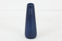 フィンランド人で彫刻家の父と、デンマーク人で陶芸家の母の元に育つGunnarNylundはデンマークで建築を学んだ後、Bing&Grondahl窯、スウェーデンRorstrand窯に就業し、多くの作品を生み出しています。彼の作品は独特な流線型と釉薬が特徴で世界中で重宝されています。