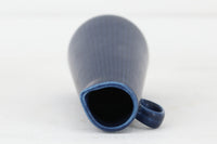 フィンランド人で彫刻家の父と、デンマーク人で陶芸家の母の元に育つGunnarNylundはデンマークで建築を学んだ後、Bing&Grondahl窯、スウェーデンRorstrand窯に就業し、多くの作品を生み出しています。彼の作品は独特な流線型と釉薬が特徴で世界中で重宝されています。