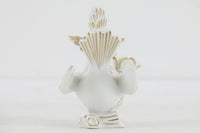 フィンランド人で彫刻家の父と、デンマーク人で陶芸家の母の元に育つGunnarNylundはデンマークで建築を学んだ後、Bing&Grondahl窯、スウェーデンRorstrand窯に就業し、多くの作品を生み出しています。彼の作品は独特な流線型と釉薬が特徴で世界中で重宝されています。特にベースやボウルの作品が有名ですがいくつかのオブジェも名品が残っています。