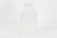 フィンランド人で彫刻家の父と、デンマーク人で陶芸家の母の元に育つGunnarNylundはデンマークで建築を学んだ後、Bing&Grondahl窯、スウェーデンRorstrand窯に就業し、多くの作品を生み出しています。彼の作品は独特な流線型と釉薬が特徴で世界中で重宝されています。