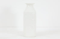 フィンランド人で彫刻家の父と、デンマーク人で陶芸家の母の元に育つGunnarNylundはデンマークで建築を学んだ後、Bing&Grondahl窯、スウェーデンRorstrand窯に就業し、多くの作品を生み出しています。彼の作品は独特な流線型と釉薬が特徴で世界中で重宝されています。