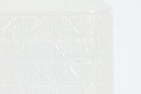 フィンランド人で彫刻家の父と、デンマーク人で陶芸家の母の元に育つGunnarNylundはデンマークで建築を学んだ後、Bing&Grondahl窯、スウェーデンRorstrand窯に就業し、多くの作品を生み出しています。彼の作品は独特な流線型と釉薬が特徴で世界中で重宝されています。