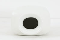 フィンランド人で彫刻家の父と、デンマーク人で陶芸家の母の元に育つGunnarNylundはデンマークで建築を学んだ後、Bing&Grondahl窯、スウェーデンRorstrand窯に就業し、多くの作品を生み出しています。彼の作品は独特な流線型と釉薬が特徴で世界中で重宝されています。