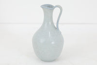 フィンランド人で彫刻家の父と、デンマーク人で陶芸家の母の元に育つGunnarNylundはデンマークで建築を学んだ後、Bing&Grondahl窯、スウェーデンRorstrand窯に就業し、多くの作品を生み出しています。彼の作品は独特な流線型と釉薬が特徴で世界中で重宝されています。