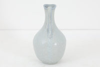 フィンランド人で彫刻家の父と、デンマーク人で陶芸家の母の元に育つGunnarNylundはデンマークで建築を学んだ後、Bing&Grondahl窯、スウェーデンRorstrand窯に就業し、多くの作品を生み出しています。彼の作品は独特な流線型と釉薬が特徴で世界中で重宝されています。