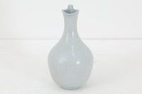 フィンランド人で彫刻家の父と、デンマーク人で陶芸家の母の元に育つGunnarNylundはデンマークで建築を学んだ後、Bing&Grondahl窯、スウェーデンRorstrand窯に就業し、多くの作品を生み出しています。彼の作品は独特な流線型と釉薬が特徴で世界中で重宝されています。