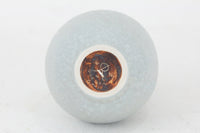 フィンランド人で彫刻家の父と、デンマーク人で陶芸家の母の元に育つGunnarNylundはデンマークで建築を学んだ後、Bing&Grondahl窯、スウェーデンRorstrand窯に就業し、多くの作品を生み出しています。彼の作品は独特な流線型と釉薬が特徴で世界中で重宝されています。