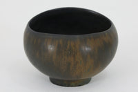 フィンランド人で彫刻家の父と、デンマーク人で陶芸家の母の元に育つGunnarNylundはデンマークで建築を学んだ後、Bing&Grondahl窯、スウェーデンRorstrand窯に就業し、多くの作品を生み出しています。彼の作品は独特な流線型と釉薬が特徴で世界中で重宝されています。