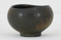 フィンランド人で彫刻家の父と、デンマーク人で陶芸家の母の元に育つGunnarNylundはデンマークで建築を学んだ後、Bing&Grondahl窯、スウェーデンRorstrand窯に就業し、多くの作品を生み出しています。彼の作品は独特な流線型と釉薬が特徴で世界中で重宝されています。