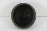 フィンランド人で彫刻家の父と、デンマーク人で陶芸家の母の元に育つGunnarNylundはデンマークで建築を学んだ後、Bing&Grondahl窯、スウェーデンRorstrand窯に就業し、多くの作品を生み出しています。彼の作品は独特な流線型と釉薬が特徴で世界中で重宝されています。