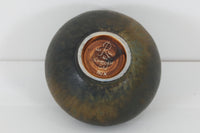 フィンランド人で彫刻家の父と、デンマーク人で陶芸家の母の元に育つGunnarNylundはデンマークで建築を学んだ後、Bing&Grondahl窯、スウェーデンRorstrand窯に就業し、多くの作品を生み出しています。彼の作品は独特な流線型と釉薬が特徴で世界中で重宝されています。