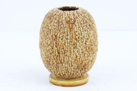 フィンランド人で彫刻家の父と、デンマーク人で陶芸家の母の元に育つGunnarNylundはデンマークで建築を学んだ後、Bing&Grondahl窯、スウェーデンRorstrand窯に就業し、多くの作品を生み出しています。彼の作品は独特な流線型と釉薬が特徴で世界中で重宝されています。