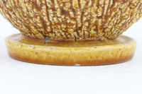 フィンランド人で彫刻家の父と、デンマーク人で陶芸家の母の元に育つGunnarNylundはデンマークで建築を学んだ後、Bing&Grondahl窯、スウェーデンRorstrand窯に就業し、多くの作品を生み出しています。彼の作品は独特な流線型と釉薬が特徴で世界中で重宝されています。