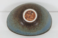 フィンランド人で彫刻家の父と、デンマーク人で陶芸家の母の元に育つGunnarNylundはデンマークで建築を学んだ後、Bing&Grondahl窯、スウェーデンRorstrand窯に就業し、多くの作品を生み出しています。彼の作品は独特な流線型と釉薬が特徴で世界中で重宝されています。AROボウルは彼の最も代表的な作品で、その緩やかな美しいカーブが特徴です。また、さまざまな表情をみせる釉薬がコレクターにも人気がある理由です。