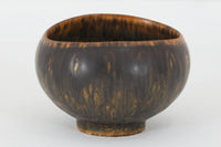 フィンランド人で彫刻家の父と、デンマーク人で陶芸家の母の元に育つGunnarNylundはデンマークで建築を学んだ後、Bing&Grondahl窯、スウェーデンRorstrand窯に就業し、多くの作品を生み出しています。彼の作品は独特な流線型と釉薬が特徴で世界中で重宝されています。