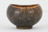 フィンランド人で彫刻家の父と、デンマーク人で陶芸家の母の元に育つGunnarNylundはデンマークで建築を学んだ後、Bing&Grondahl窯、スウェーデンRorstrand窯に就業し、多くの作品を生み出しています。彼の作品は独特な流線型と釉薬が特徴で世界中で重宝されています。