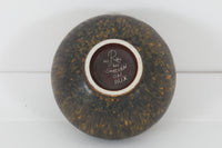 フィンランド人で彫刻家の父と、デンマーク人で陶芸家の母の元に育つGunnarNylundはデンマークで建築を学んだ後、Bing&Grondahl窯、スウェーデンRorstrand窯に就業し、多くの作品を生み出しています。彼の作品は独特な流線型と釉薬が特徴で世界中で重宝されています。