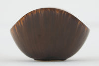 フィンランド人で彫刻家の父と、デンマーク人で陶芸家の母の元に育つGunnarNylundはデンマークで建築を学んだ後、Bing&Grondahl窯、スウェーデンRorstrand窯に就業し、多くの作品を生み出しています。彼の作品は独特な流線型と釉薬が特徴で世界中で重宝されています。AROボウルは彼の最も代表的な作品で、その緩やかな美しいカーブが特徴です。また、さまざまな表情をみせる釉薬がコレクターにも人気がある理由です。