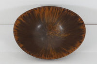 フィンランド人で彫刻家の父と、デンマーク人で陶芸家の母の元に育つGunnarNylundはデンマークで建築を学んだ後、Bing&Grondahl窯、スウェーデンRorstrand窯に就業し、多くの作品を生み出しています。彼の作品は独特な流線型と釉薬が特徴で世界中で重宝されています。AROボウルは彼の最も代表的な作品で、その緩やかな美しいカーブが特徴です。また、さまざまな表情をみせる釉薬がコレクターにも人気がある理由です。