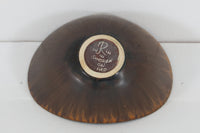 フィンランド人で彫刻家の父と、デンマーク人で陶芸家の母の元に育つGunnarNylundはデンマークで建築を学んだ後、Bing&Grondahl窯、スウェーデンRorstrand窯に就業し、多くの作品を生み出しています。彼の作品は独特な流線型と釉薬が特徴で世界中で重宝されています。AROボウルは彼の最も代表的な作品で、その緩やかな美しいカーブが特徴です。また、さまざまな表情をみせる釉薬がコレクターにも人気がある理由です。