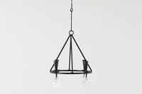 レトロなアイアンガラスのシャンデリア/キャンドルホルダーです。自動点灯のLEDキャンドル等を灯していただくことももちろんですが、サンキャッチャーとして利用いただくのもおすすめです。デザインはホグラン、B0da社製にも似ていますが、オーナメントの種類から異なると思われます。