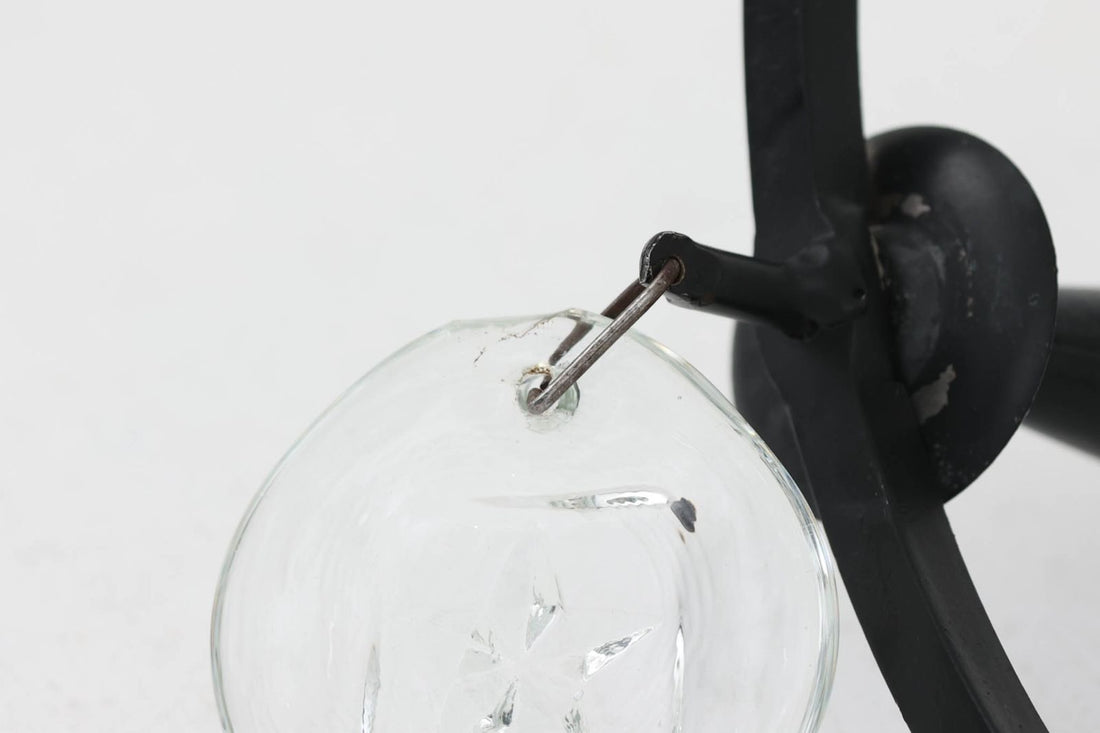ErikHoglundのシャンデリア/キャンドルホルダーです。ガラスオーナメントのついた吊り下げタイプのお品物です。自動点灯のLEDキャンドル等を灯していただくことももちろんですが、サンキャッチャーとして利用いただくのもおすすめです。