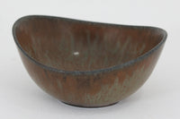 フィンランド人で彫刻家の父と、デンマーク人で陶芸家の母の元に育つGunnarNylundはデンマークで建築を学んだ後、Bing&Grondahl窯、スウェーデンRorstrand窯に就業し、多くの作品を生み出しています。彼の作品は独特な流線型と釉薬が特徴で世界中で重宝されています。AROボウルは彼の最も代表的な作品で、その緩やかな美しいカーブが特徴です。また、さまざまな表情をみせる釉薬がコレクターにも人気がある理由です。