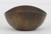 フィンランド人で彫刻家の父と、デンマーク人で陶芸家の母の元に育つGunnarNylundはデンマークで建築を学んだ後、Bing&Grondahl窯、スウェーデンRorstrand窯に就業し、多くの作品を生み出しています。彼の作品は独特な流線型と釉薬が特徴で世界中で重宝されています。AROボウルは彼の最も代表的な作品で、その緩やかな美しいカーブが特徴です。また、さまざまな表情をみせる釉薬がコレクターにも人気がある理由です。