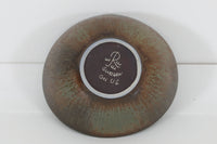 フィンランド人で彫刻家の父と、デンマーク人で陶芸家の母の元に育つGunnarNylundはデンマークで建築を学んだ後、Bing&Grondahl窯、スウェーデンRorstrand窯に就業し、多くの作品を生み出しています。彼の作品は独特な流線型と釉薬が特徴で世界中で重宝されています。AROボウルは彼の最も代表的な作品で、その緩やかな美しいカーブが特徴です。また、さまざまな表情をみせる釉薬がコレクターにも人気がある理由です。