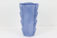 フィンランド人で彫刻家の父と、デンマーク人で陶芸家の母の元に育つGunnarNylundはデンマークで建築を学んだ後、Bing&Grondahl窯、スウェーデンRorstrand窯に就業し、多くの作品を生み出しています。彼の作品は独特な流線型と釉薬が特徴で世界中で重宝されています。