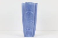 フィンランド人で彫刻家の父と、デンマーク人で陶芸家の母の元に育つGunnarNylundはデンマークで建築を学んだ後、Bing&Grondahl窯、スウェーデンRorstrand窯に就業し、多くの作品を生み出しています。彼の作品は独特な流線型と釉薬が特徴で世界中で重宝されています。