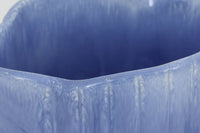 フィンランド人で彫刻家の父と、デンマーク人で陶芸家の母の元に育つGunnarNylundはデンマークで建築を学んだ後、Bing&Grondahl窯、スウェーデンRorstrand窯に就業し、多くの作品を生み出しています。彼の作品は独特な流線型と釉薬が特徴で世界中で重宝されています。