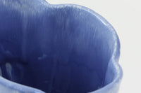 フィンランド人で彫刻家の父と、デンマーク人で陶芸家の母の元に育つGunnarNylundはデンマークで建築を学んだ後、Bing&Grondahl窯、スウェーデンRorstrand窯に就業し、多くの作品を生み出しています。彼の作品は独特な流線型と釉薬が特徴で世界中で重宝されています。