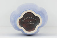 フィンランド人で彫刻家の父と、デンマーク人で陶芸家の母の元に育つGunnarNylundはデンマークで建築を学んだ後、Bing&Grondahl窯、スウェーデンRorstrand窯に就業し、多くの作品を生み出しています。彼の作品は独特な流線型と釉薬が特徴で世界中で重宝されています。