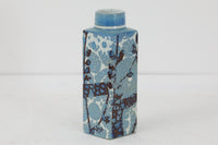 ロイヤルコペンハーゲン社製、JohanneGerberに絵付けされたBACAのフラワーベースです。柔らかい淡いブルーが明るく美しいベースです。