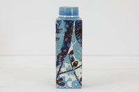 ロイヤルコペンハーゲン社製、JohanneGerberに絵付けされたBACAのフラワーベースです。柔らかい淡いブルーが明るく美しいベースです。