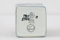 ロイヤルコペンハーゲン社製、JohanneGerberに絵付けされたBACAのフラワーベースです。柔らかい淡いブルーが明るく美しいベースです。