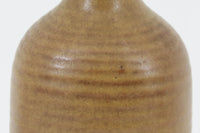 フィンランド人で彫刻家の父と、デンマーク人で陶芸家の母の元に育つGunnarNylundはデンマークで建築を学んだ後、Bing&Grondahl窯、スウェーデンRorstrand窯に就業し、多くの作品を生み出しています。彼の作品は独特な流線型と釉薬が特徴で世界中で重宝されています。