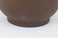 フィンランド人で彫刻家の父と、デンマーク人で陶芸家の母の元に育つGunnarNylundはデンマークで建築を学んだ後、Bing&Grondahl窯、スウェーデンRorstrand窯に就業し、多くの作品を生み出しています。彼の作品は独特な流線型と釉薬が特徴で世界中で重宝されています。