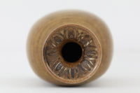 フィンランド人で彫刻家の父と、デンマーク人で陶芸家の母の元に育つGunnarNylundはデンマークで建築を学んだ後、Bing&Grondahl窯、スウェーデンRorstrand窯に就業し、多くの作品を生み出しています。彼の作品は独特な流線型と釉薬が特徴で世界中で重宝されています。